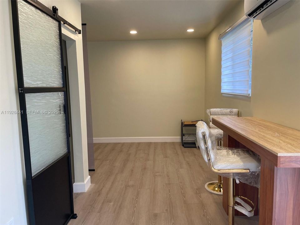 For Rent: $1,000 (0 beds, 1 baths, 300 Square Feet)