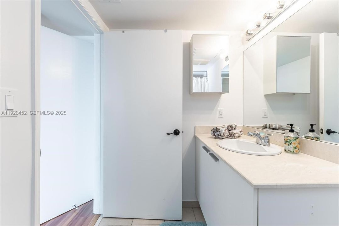 出租: $5,250 (2 贝兹, 2 浴室, 1423 平方英尺)