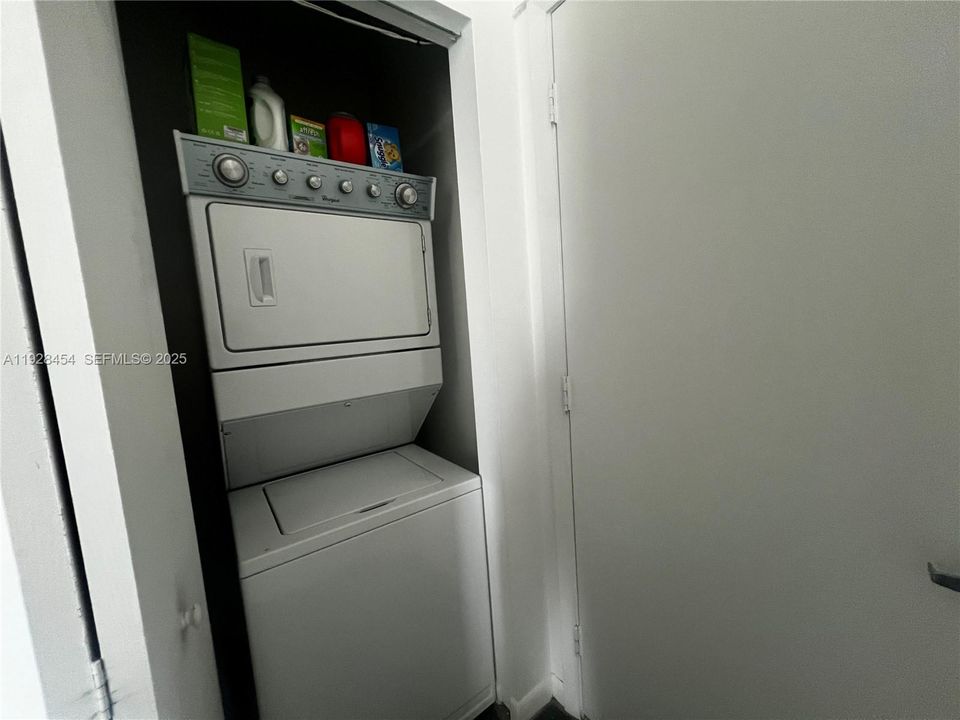 待售: $349,000 (1 贝兹, 1 浴室, 728 平方英尺)