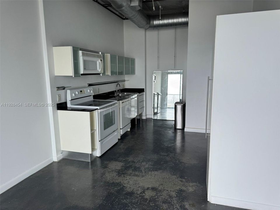 待售: $349,000 (1 贝兹, 1 浴室, 728 平方英尺)