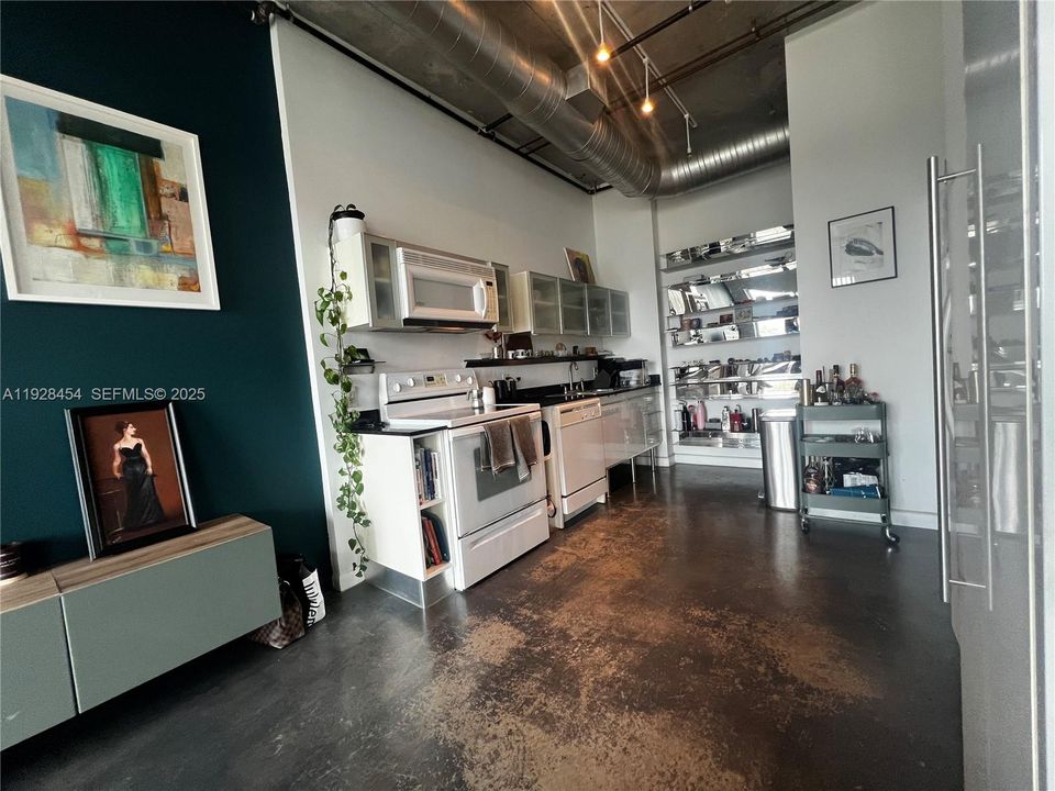 待售: $349,000 (1 贝兹, 1 浴室, 728 平方英尺)