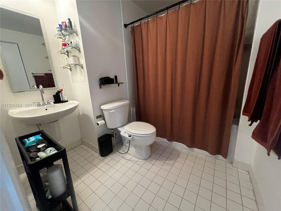 待售: $349,000 (1 贝兹, 1 浴室, 728 平方英尺)