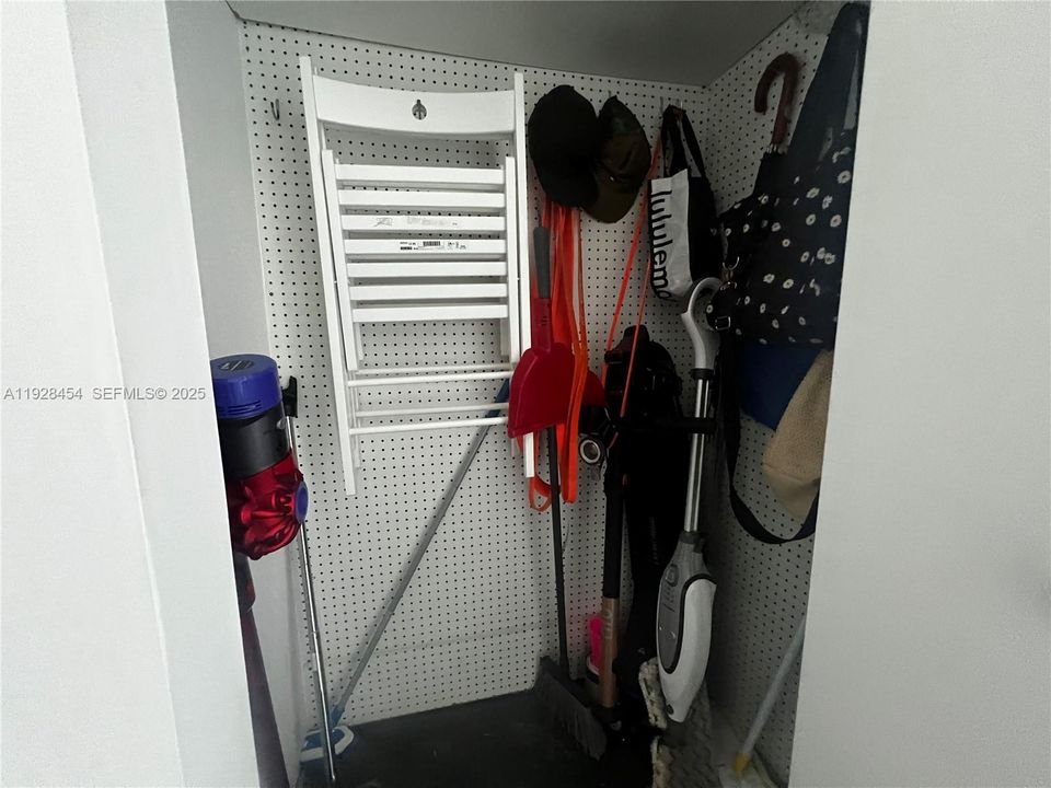 待售: $349,000 (1 贝兹, 1 浴室, 728 平方英尺)