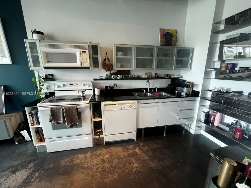 待售: $349,000 (1 贝兹, 1 浴室, 728 平方英尺)