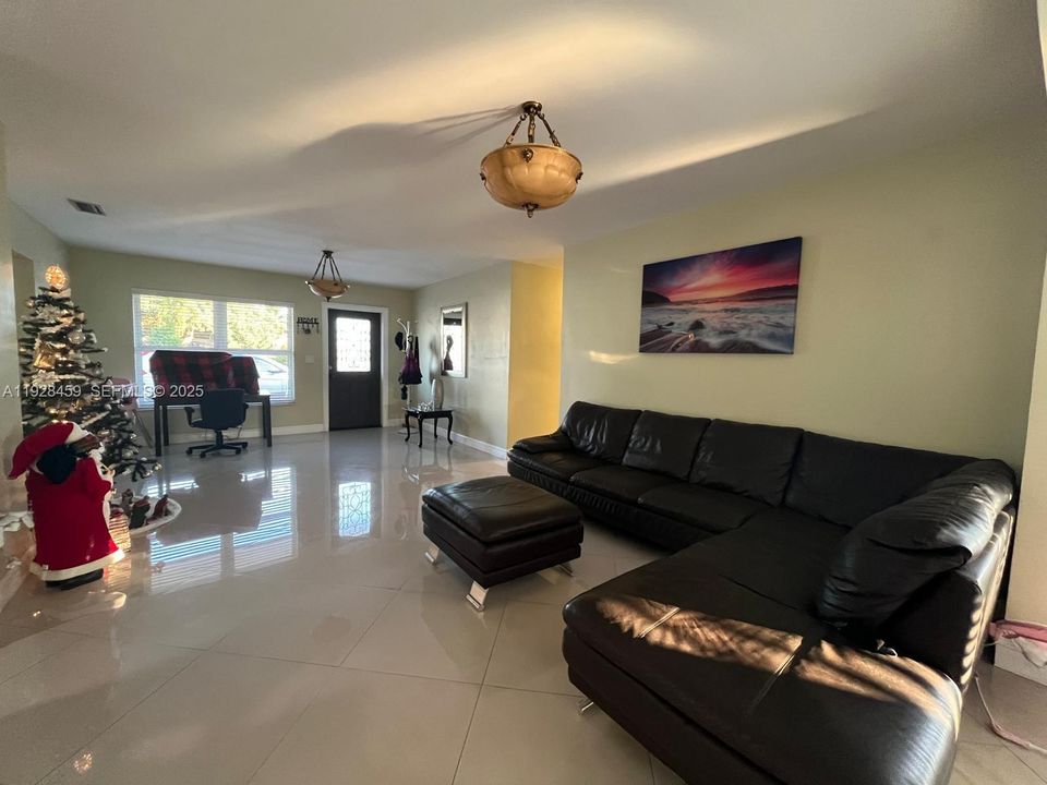 В аренду: $5,500 (5 спален, 3 ванн, 1827 Квадратных фут)