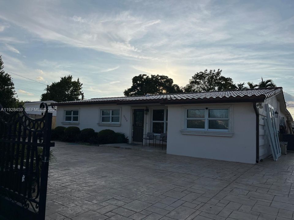 В аренду: $5,500 (5 спален, 3 ванн, 1827 Квадратных фут)