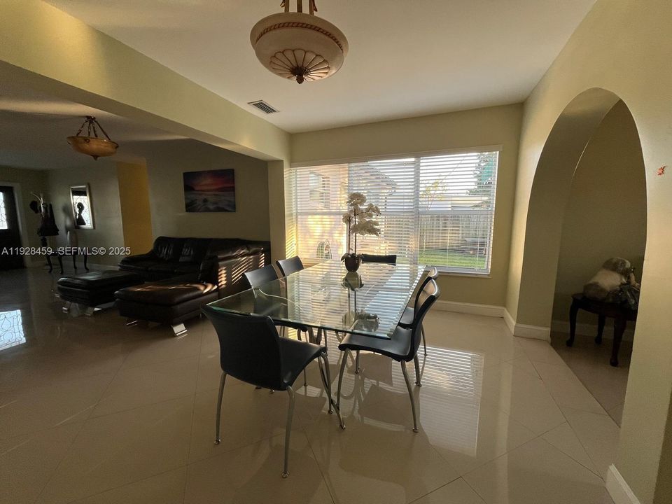 В аренду: $5,500 (5 спален, 3 ванн, 1827 Квадратных фут)