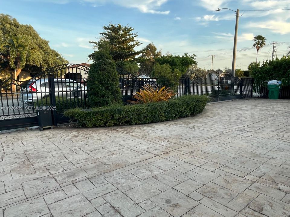 В аренду: $5,500 (5 спален, 3 ванн, 1827 Квадратных фут)