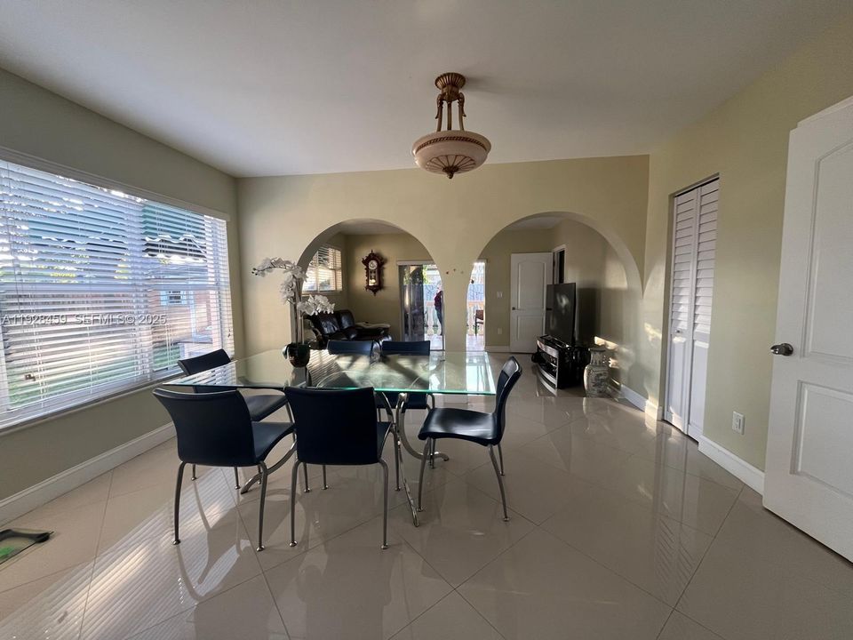 В аренду: $5,500 (5 спален, 3 ванн, 1827 Квадратных фут)