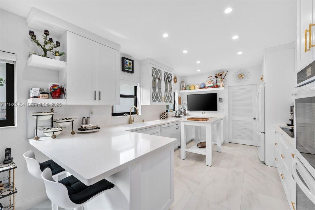 待售: $2,500,000 (4 贝兹, 3 浴室, 2482 平方英尺)