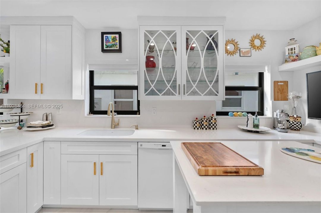 待售: $2,500,000 (4 贝兹, 3 浴室, 2482 平方英尺)