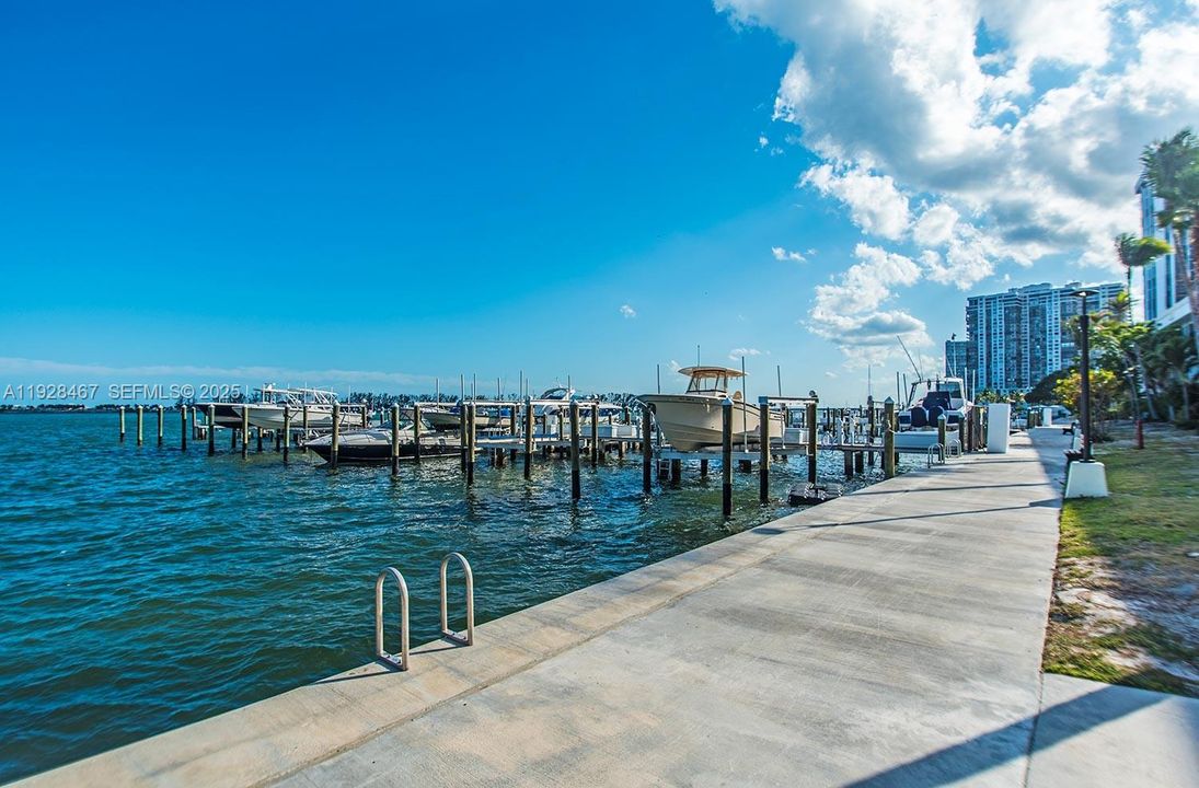 待售: $429,000 (1 贝兹, 1 浴室, 868 平方英尺)