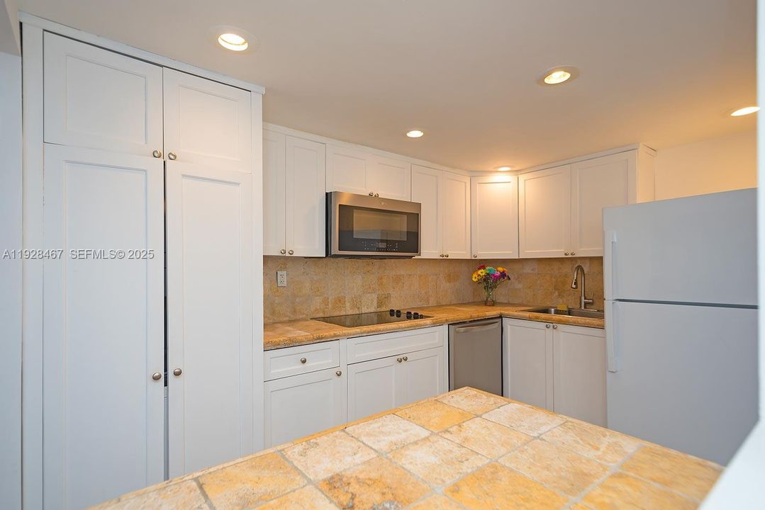 待售: $429,000 (1 贝兹, 1 浴室, 868 平方英尺)