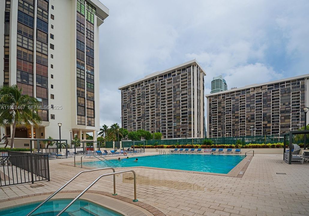 待售: $429,000 (1 贝兹, 1 浴室, 868 平方英尺)