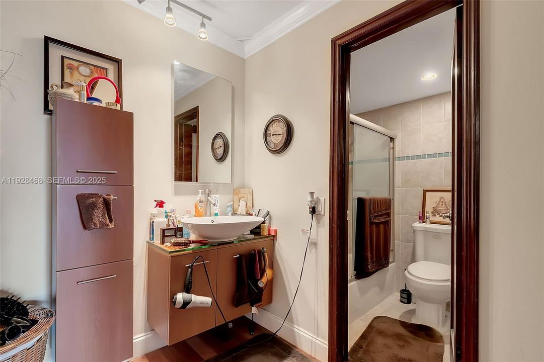 For Rent: $2,400 (2 beds, 2 baths, 1020 Square Feet)