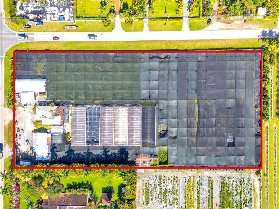 LIVING AREA TOWARDS THE FRONY MAX USAGE OF LAND.