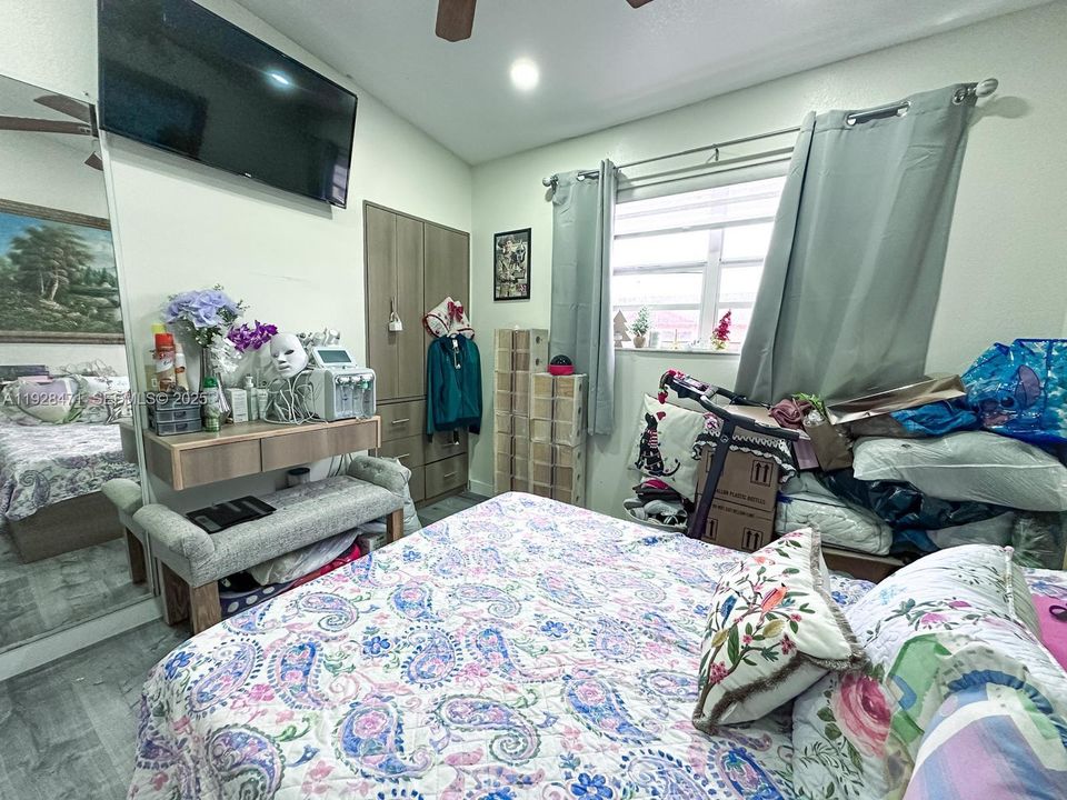 For Sale: $290,000 (2 beds, 1 baths, 896 Square Feet)