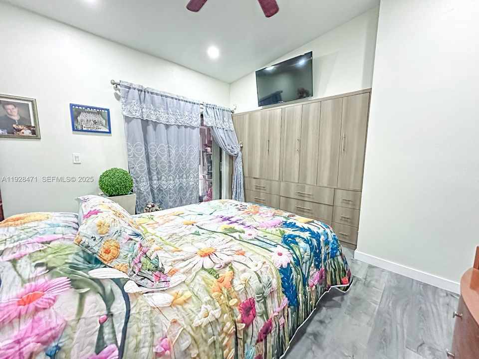 For Sale: $290,000 (2 beds, 1 baths, 896 Square Feet)