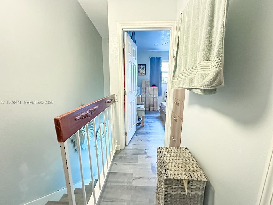 For Sale: $290,000 (2 beds, 1 baths, 896 Square Feet)