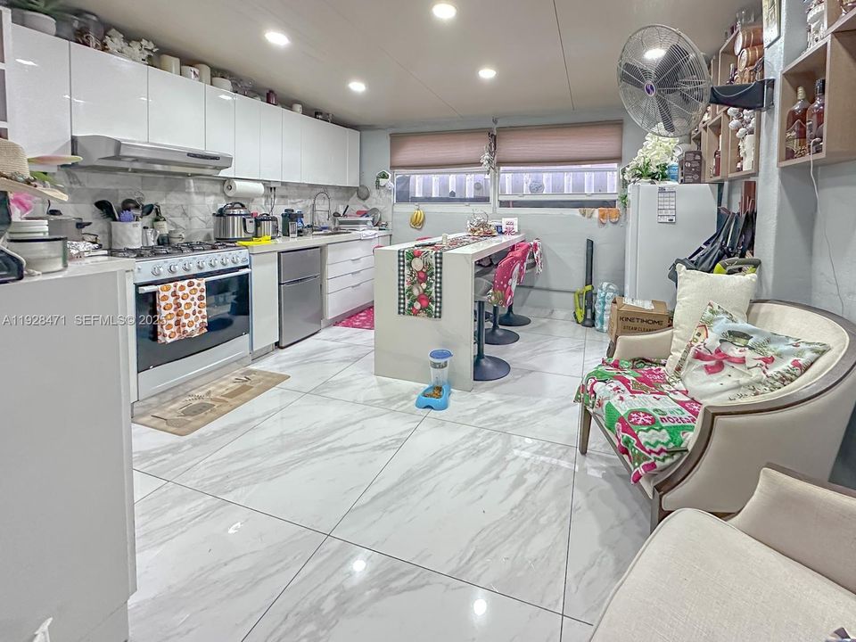 For Sale: $290,000 (2 beds, 1 baths, 896 Square Feet)