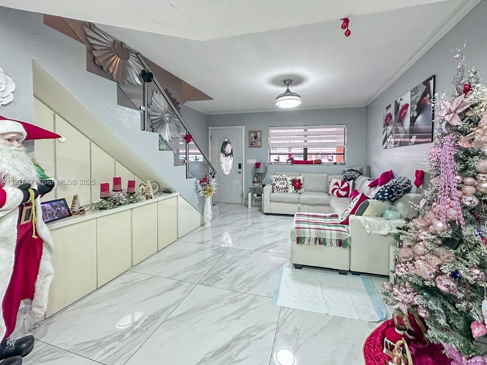 For Sale: $290,000 (2 beds, 1 baths, 896 Square Feet)