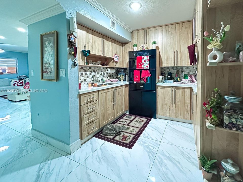 For Sale: $290,000 (2 beds, 1 baths, 896 Square Feet)