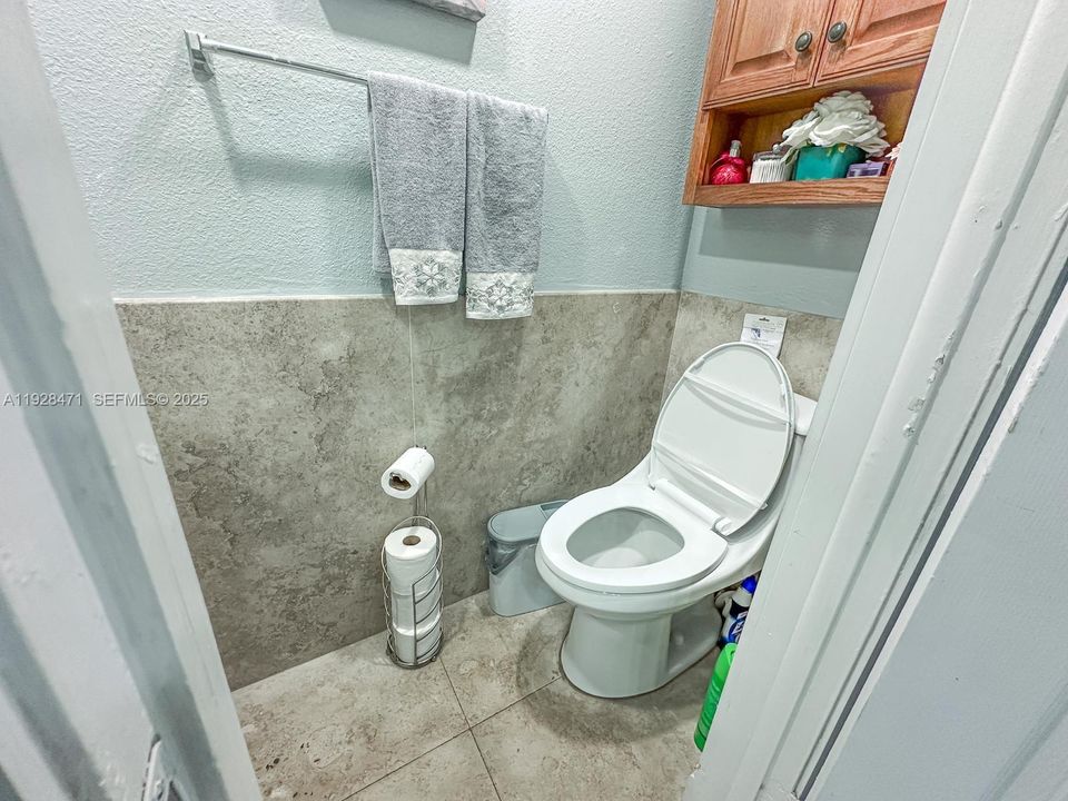 For Sale: $290,000 (2 beds, 1 baths, 896 Square Feet)