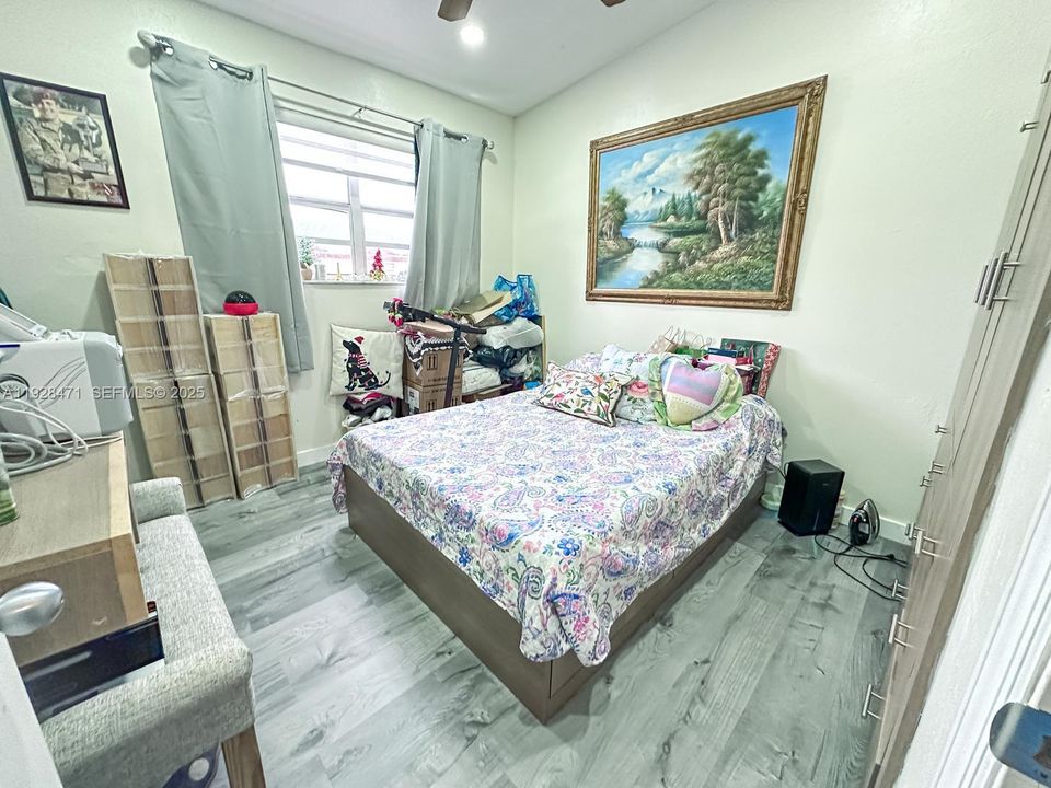 For Sale: $290,000 (2 beds, 1 baths, 896 Square Feet)