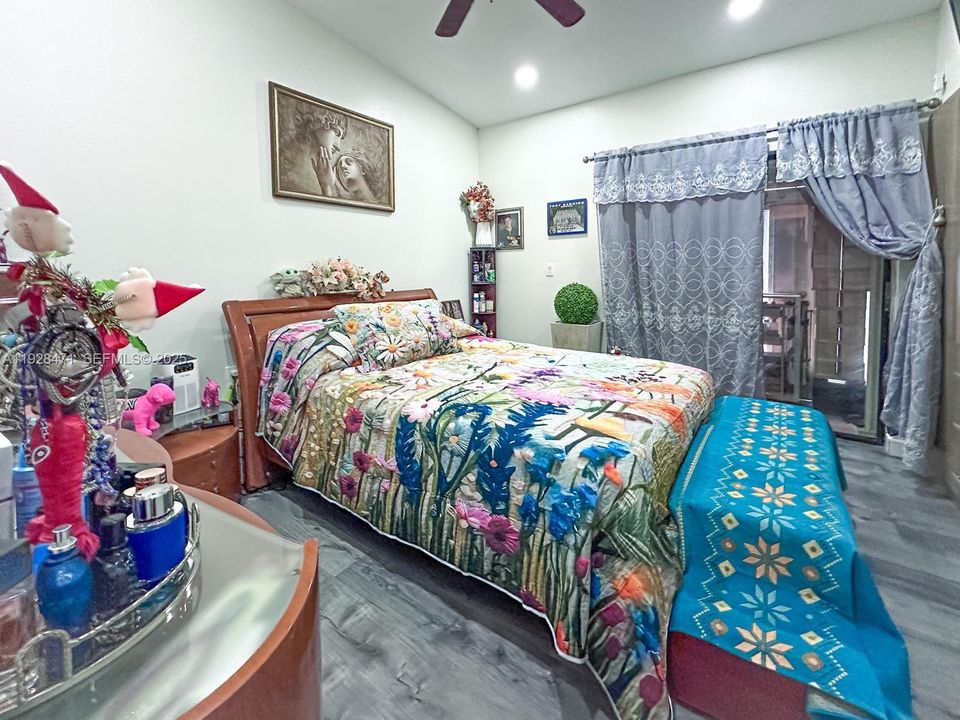 For Sale: $290,000 (2 beds, 1 baths, 896 Square Feet)