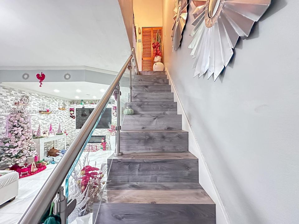 For Sale: $290,000 (2 beds, 1 baths, 896 Square Feet)