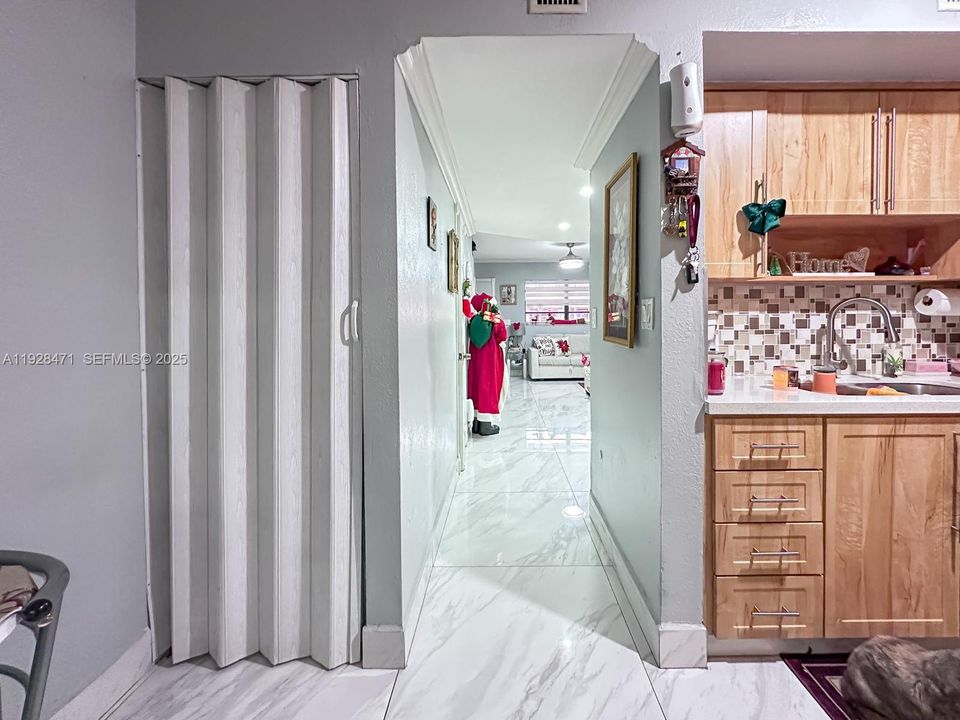 For Sale: $290,000 (2 beds, 1 baths, 896 Square Feet)