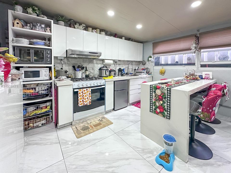 For Sale: $290,000 (2 beds, 1 baths, 896 Square Feet)