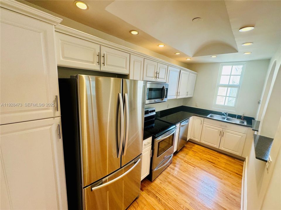 Spacious kitchen with stainless steel appliances & plenty of cabinet space!