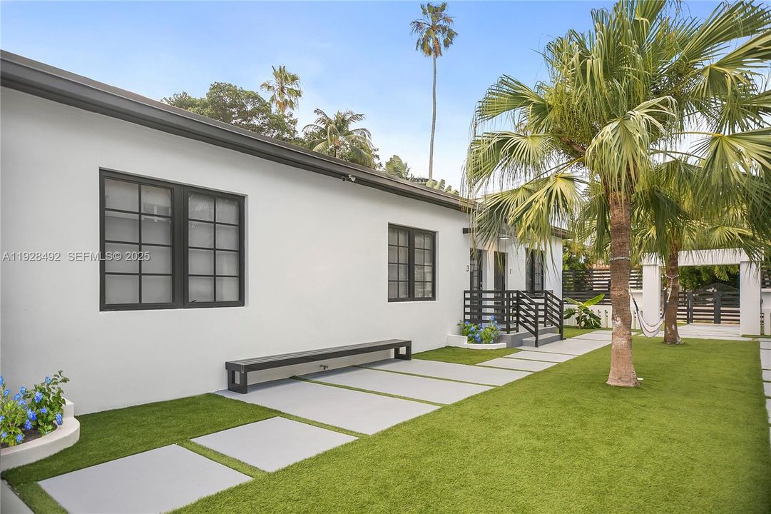 Central Courtyard - Bench