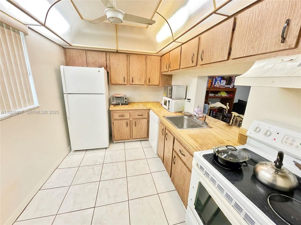 For Sale: $134,500 (2 beds, 2 baths, 959 Square Feet)