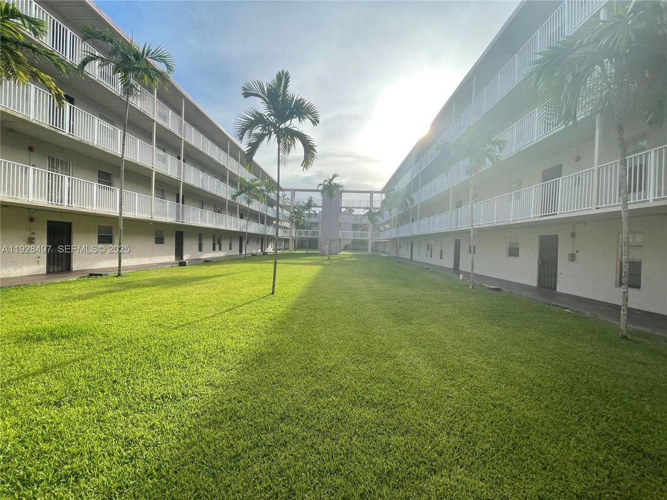 For Sale: $134,500 (2 beds, 2 baths, 959 Square Feet)