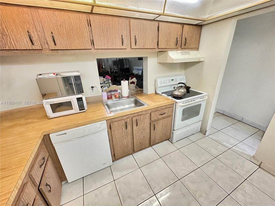 For Sale: $134,500 (2 beds, 2 baths, 959 Square Feet)
