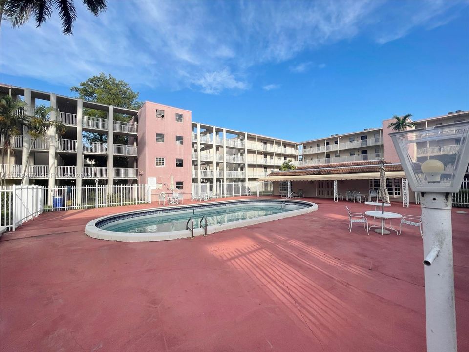 For Sale: $134,500 (2 beds, 2 baths, 959 Square Feet)