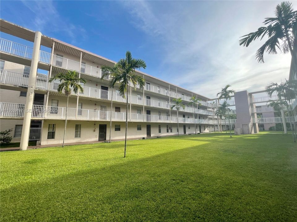 For Sale: $134,500 (2 beds, 2 baths, 959 Square Feet)