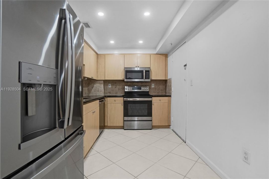 For Rent: $2,650 (1 beds, 1 baths, 950 Square Feet)