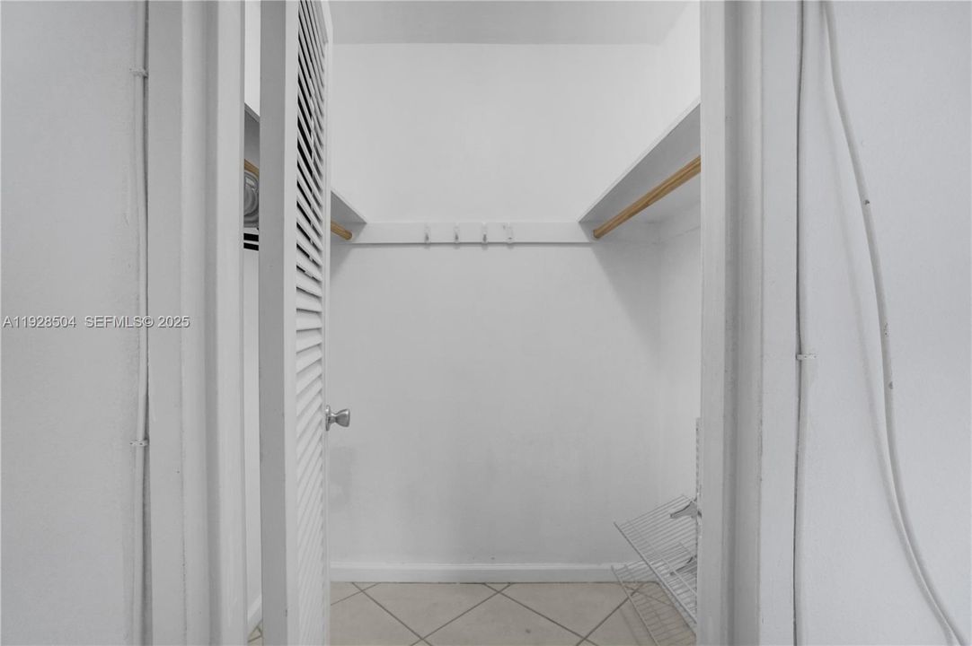 For Rent: $2,650 (1 beds, 1 baths, 950 Square Feet)