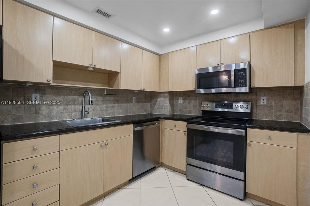 For Rent: $2,650 (1 beds, 1 baths, 950 Square Feet)