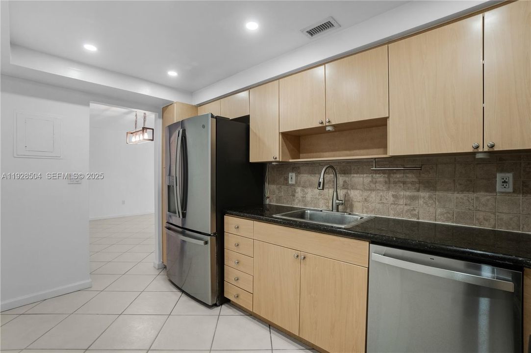 For Rent: $2,650 (1 beds, 1 baths, 950 Square Feet)