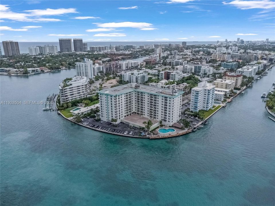 For Rent: $2,650 (1 beds, 1 baths, 950 Square Feet)