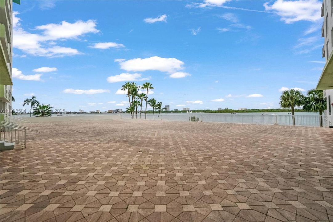 For Rent: $2,650 (1 beds, 1 baths, 950 Square Feet)