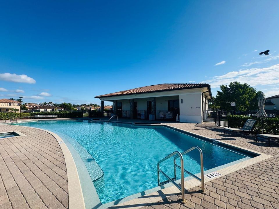 En Venta: $629,900 (4 camas, 3 baños, 2228 Pies cuadrados)