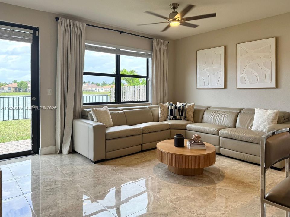 En Venta: $629,900 (4 camas, 3 baños, 2228 Pies cuadrados)