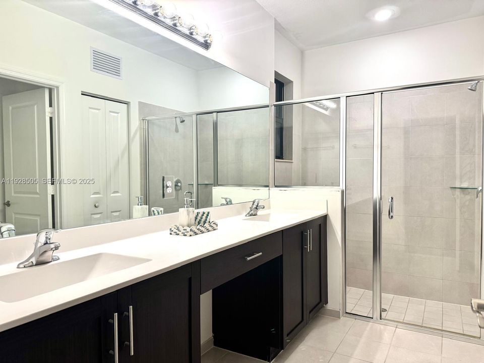 En Venta: $629,900 (4 camas, 3 baños, 2228 Pies cuadrados)