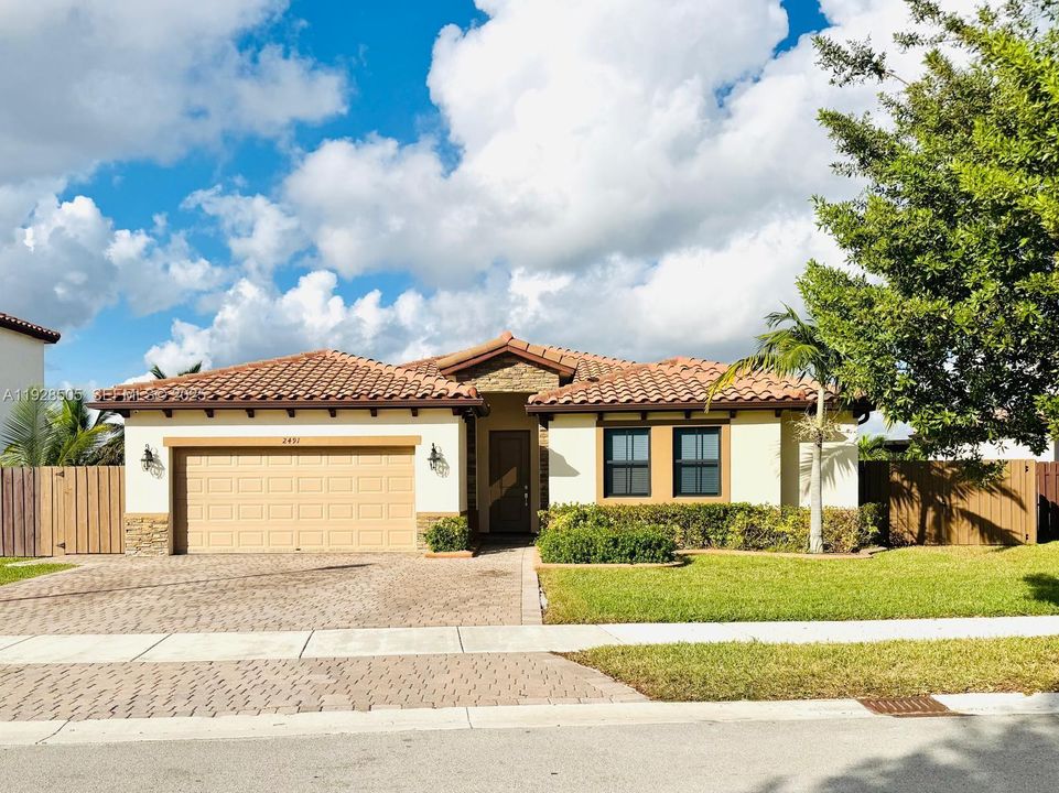 En Venta: $629,900 (4 camas, 3 baños, 2228 Pies cuadrados)