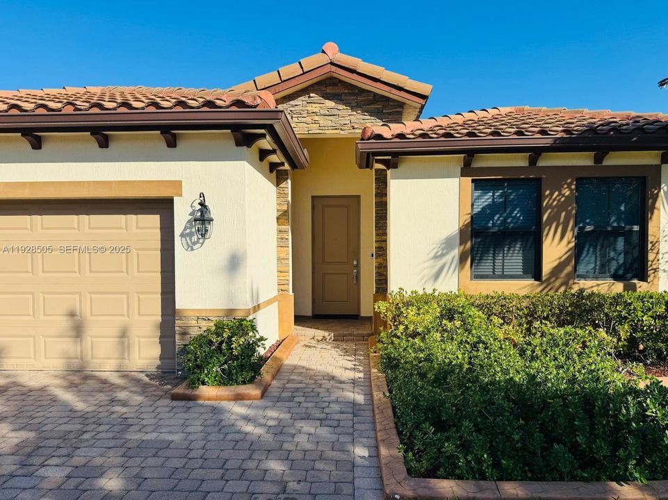 En Venta: $629,900 (4 camas, 3 baños, 2228 Pies cuadrados)